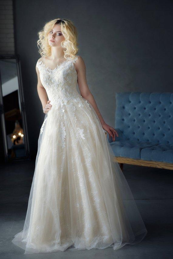 A Line Tulle Ivory Sweetheart Lace Wedding Dresses Appliques Wedding Gowns WK502