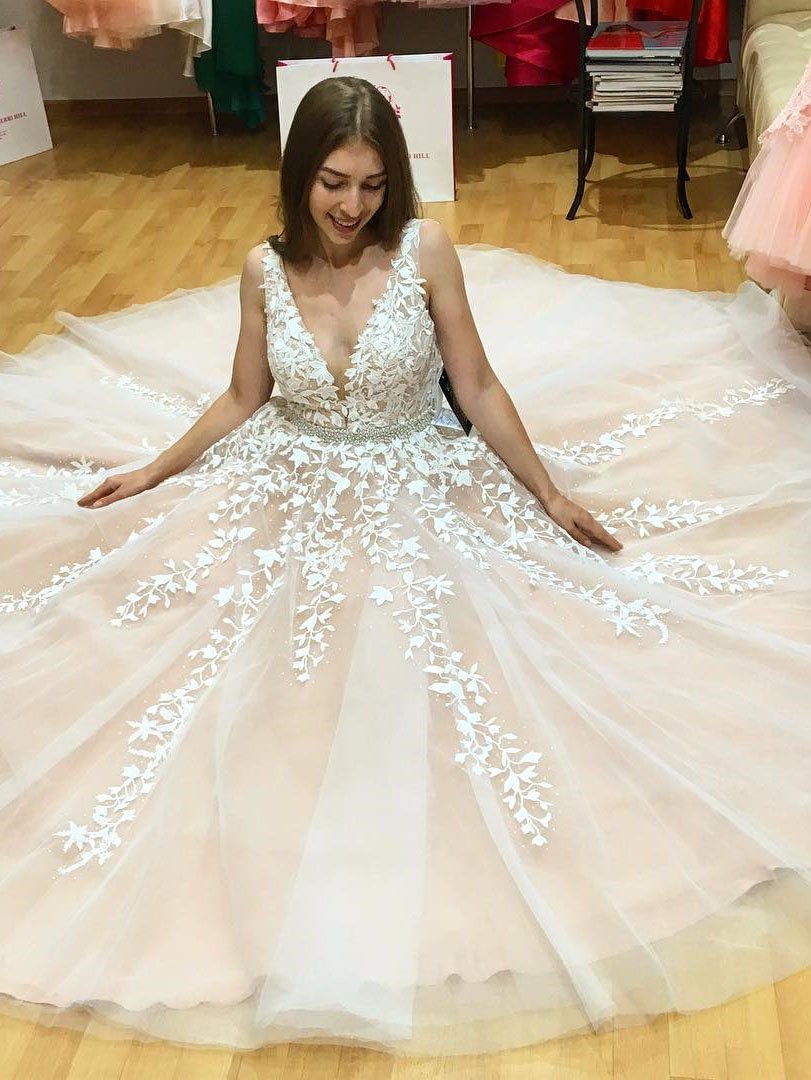 A Line V Neck Long Ivory Lace Appliques Wedding Dresses Beads Tulle Prom Dresses WK598