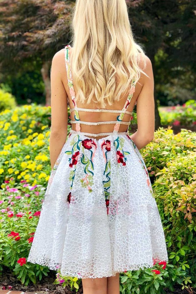 Simple Short Lace White Homecoming Dress with Appliques V Neck Short Prom Dress WK735
